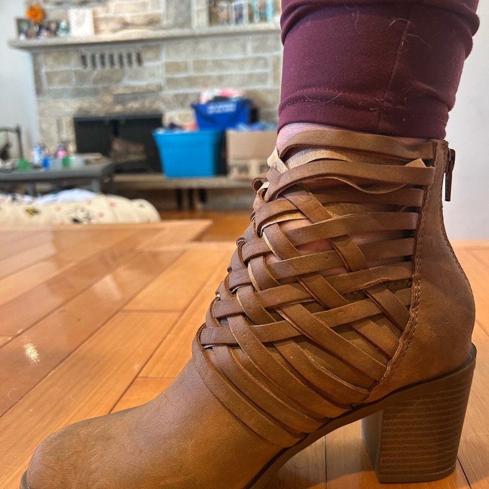 Chic Tan Heeled Boots with Woven Design